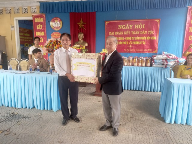 Phó Bí thư Tỉnh uỷ Phan Ngọc Thọ tặng qùa cho người dân Cồn Hến