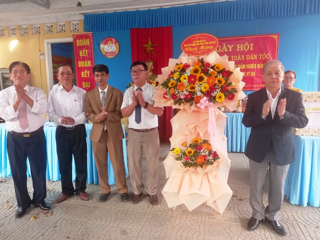 Phó Bí thư thường trực Tỉnh uỷ Thừa Thiên Huế tham dự Ngày hội Đại đoàn kết ở Cồn Hến