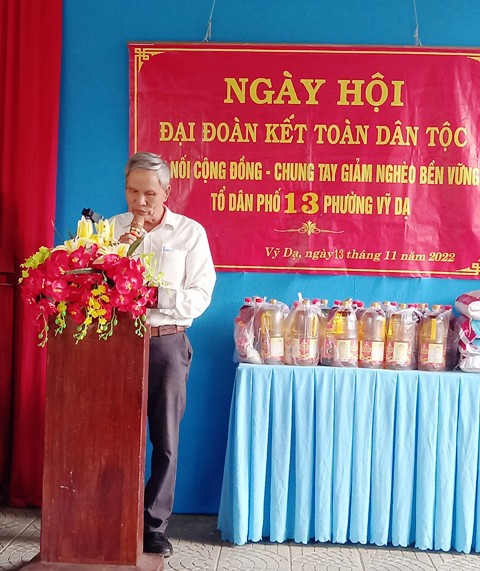 Ông Trần Duy Thành- Trưởng ban Mặt trận đang báo cáo tại Ngày hội Đại đoàn kết