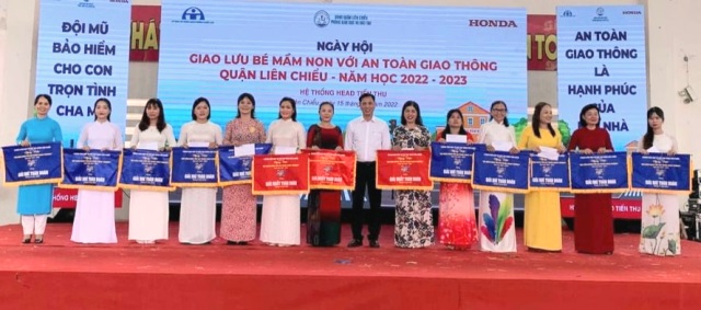 Ông Nguyễn Thanh Lịch - Trưởng phòng GD&ĐT quận Liên Chiểu, TP. Đà Nẵng trao cờ giải thưởng cho các đơn vị trường mầm non tham gia chương trình ngày hội.