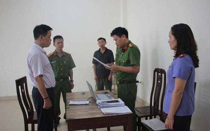 Đọc lệnh khởi tố vụ án và ra lệnh bắt bị can để tạm giam đối với Lê Văn Bình