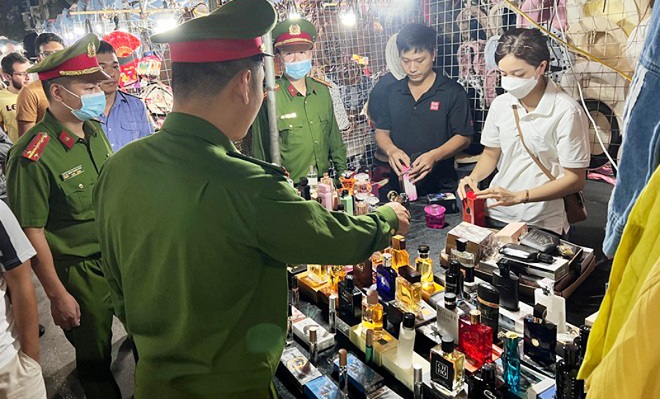 Lực lượng chức năng Thành phố Hà Nội phát hiện hàng trăm chai nước hoa giả tại Chợ đêm