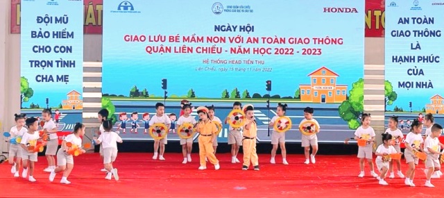 Tiết mục văn nghệ các cháu nhỏ rất dễ thương và hấp dẫn trong chương trình giao lưu ngày hội