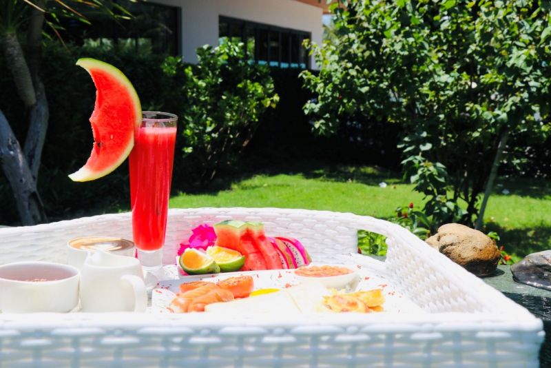 Một tiệc floating breakfast bên hồ bơi miễn phí sẽ được tặng khi khách đặt phòng Villa tại Cam Ranh Riviera