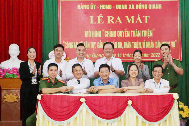 Thành viên Ban Chỉ đạo và các ngành của xã Hồng Giang (Lục Ngạn) tiến hành ký kết giao ước thi đua thực hiện các tiêu chí xây dựng chính quyền thân thiện, công an thân thiện vì nhân dân phục vụ