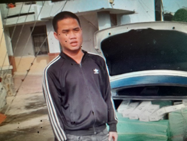 Tài xe Nguyễn Hoàng Phúc cùng 10.000 bao thuốc lá nhập lậu bị Công an huyện Đức Huệ phát hiện, bắt giữ