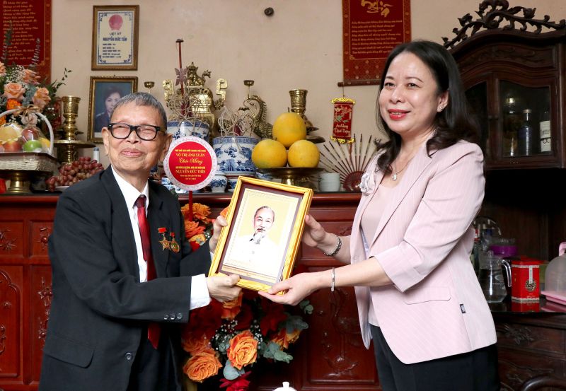 Phó Chủ tịch nước Võ Thị Ánh Xuân tặng quà Anh hùng Lao động, Nhà giáo Nhân dân Nguyễn Đức Thìn