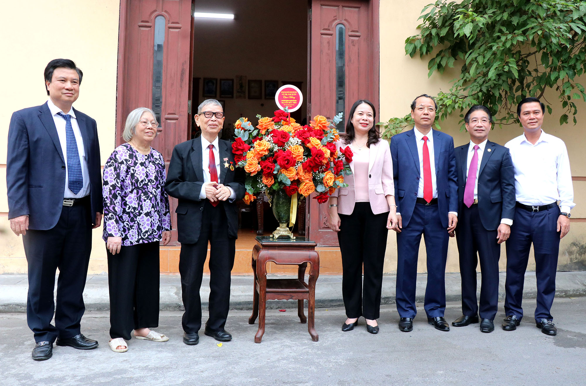 Phó Chủ tịch nước Võ Thị Ánh Xuân tặng hoa Anh hùng Lao động, Nhà giáo Nhân dân Nguyễn Đức Thìn