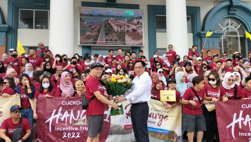 Ông Phạm Ngọc Thuỷ - Giám đốc Sở Du lịch tặng hoa cho đoàn khách Malaysia