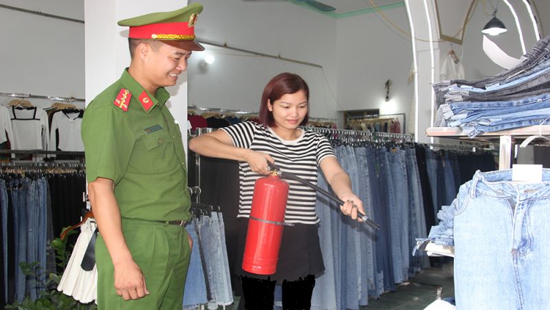 Công an thị trấn Kép huyện Lạng Giang tỉnh Bắc Giang hướng dẫn thành viên tổ liên gia PCCC dập lửa bằng bình chữa cháy.