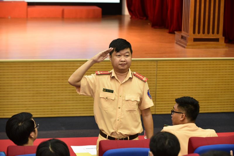 Thượng úy Trịnh Trung Hiếu tại buổi tuyên truyền pháp luật về trật tự ATGT cho sinh viên Trường ĐH Quốc tế Hồng Bàng