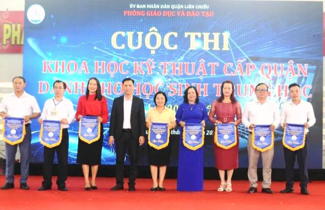 Ông Nguyễn Thanh Lịch tặng cờ lưu niêm cho các đơn vị tham gia cuộc thi 