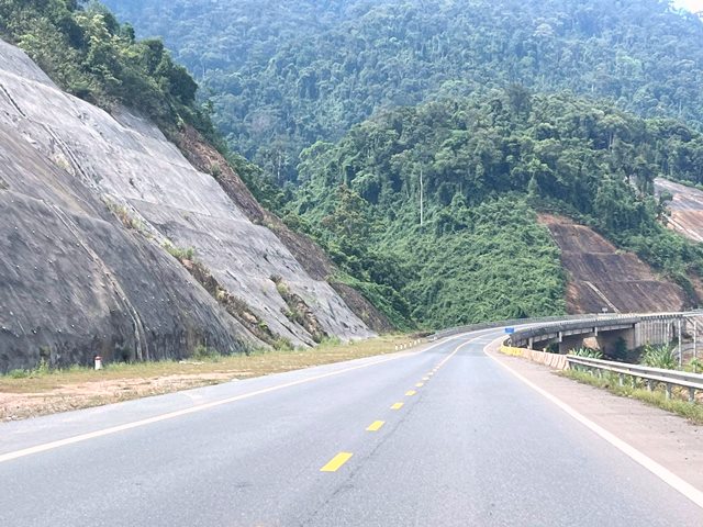 Phương tiện lưu thông trên một đoạn tuyến cao tốc được đưa vào vận hành và khai thác