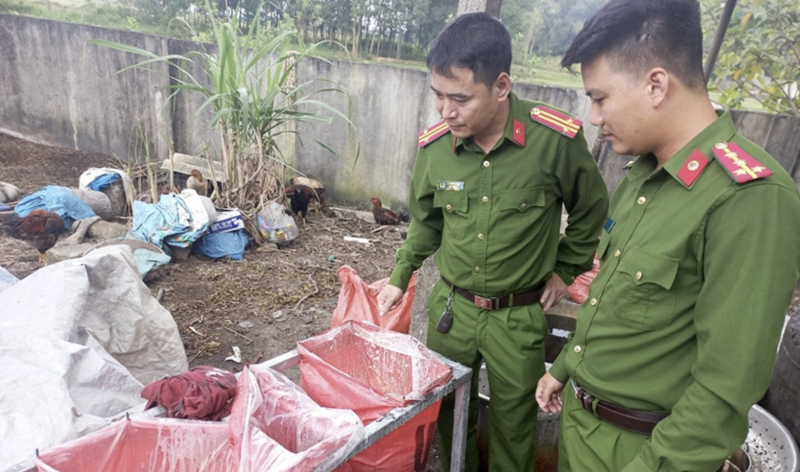 Lực lượng chức năng phát hiện hộ kinh doanh Nguyễn Thị Hoà đang sơ chế mỡ động vật bằng các dụng cụ thô sơ, không đảm bảo ATVSTP.