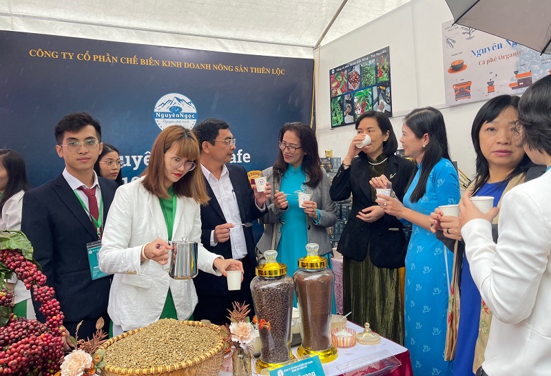 Các đại biểu đánh giá cao hương vị cà phê Nguyên Ngọc trong hội chợ nông sản sạch tại tỉnh Thái Nguyên
