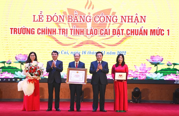 Đồng chí Nguyễn Xuân Thắng trao Bằng công nhận đạt chuẩn mức độ 1 cho Trường Chính trị tỉnh Lào Cai