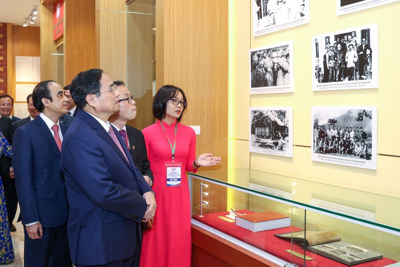 Thủ tướng thăm phòng truyền thống của Trường Đại học Y Hà Nội. Ảnh VGP/Nhật Bắc