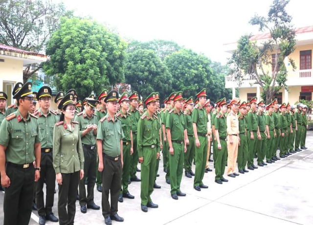 Lực lượng Công an huyện Hoằng Hóa tham dự buổi lễ ra quân.