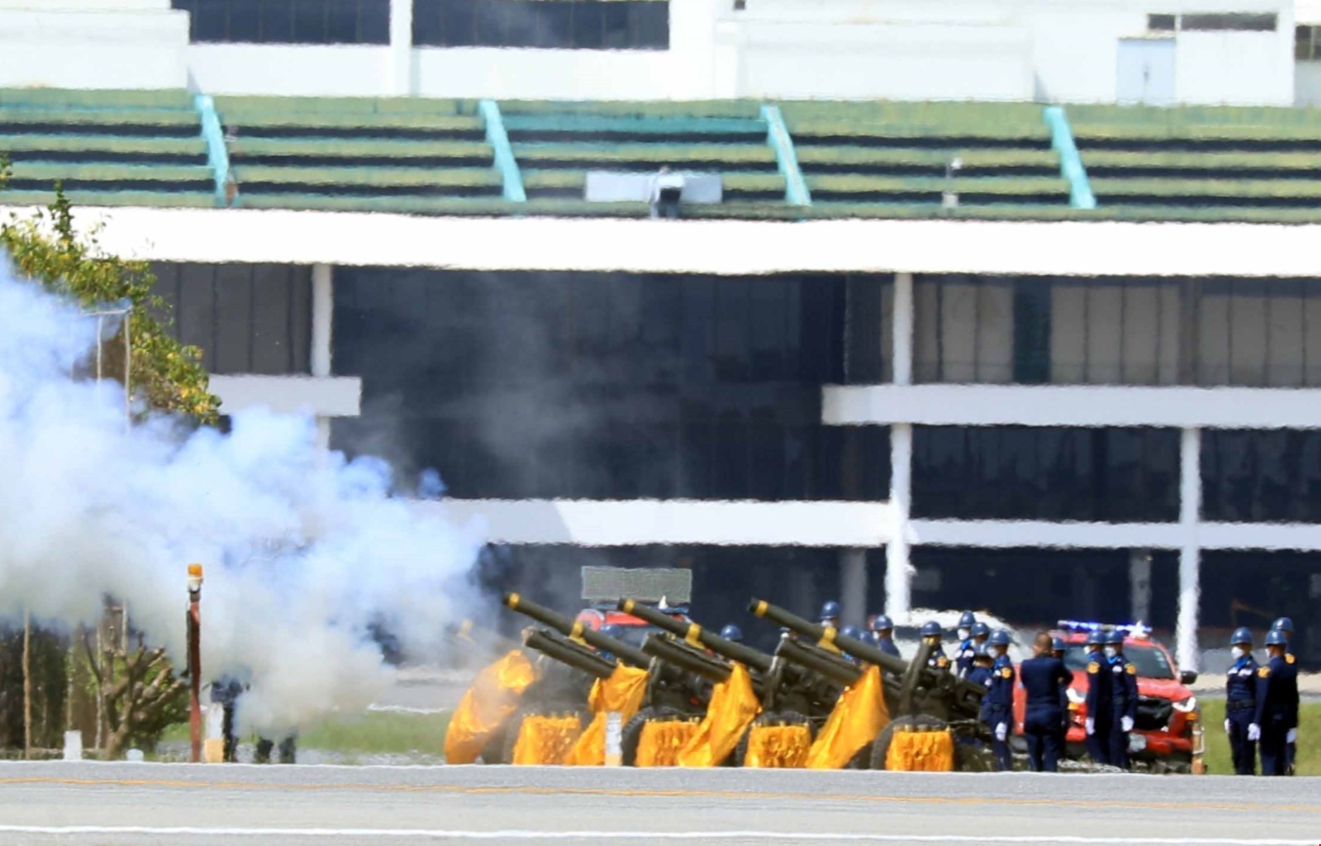 Chính phủ Thái Lan tổ chức nghi thức bắn đại bác chào đón Chủ tịch nước Nguyễn Xuân Phúc và phu nhân sang thăm chính thức Vương quốc Thái Lan tại Sân bay Không quân Hoàng gia