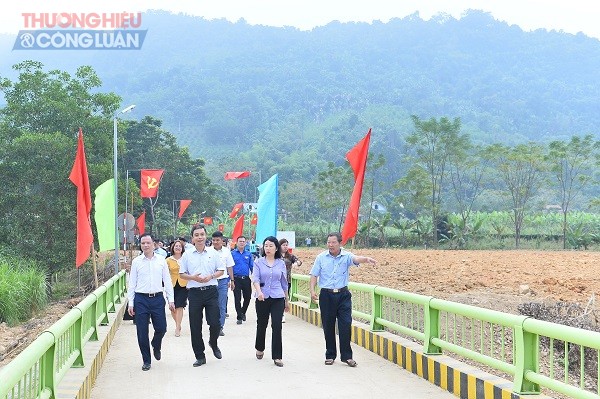 Ông Trần Ngọc Bảo - Phó TGĐ Công ty CP Nhựa Thiếu niên Tiền Phong (bên phải) trao tặng cầu cho bà con nhân dân xã Vinh Quang, huyện Chiêm Hoá, tỉnh Tuyên Quang