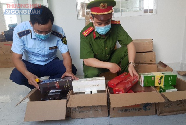 Lực lượng làm nhiệm vụ đang kiểm tra lô hàng thuốc lá ngoại nhập lậu.