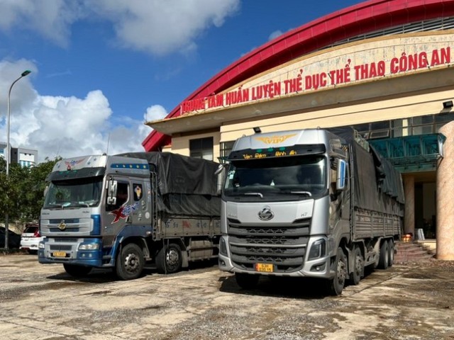 2 xe ô tô vận chuyển hàng hóa không rõ nguồn gốc bị lực lượng chức năng tỉnh Quảng Bình bắt giữ