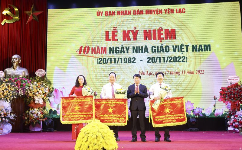 Bí thư Huyện uỷ Nguyễn Khắc Hiếu trao cờ thi đua của chủ tịch UBND tỉnhcho các tập thể có thành tích xuất xắc