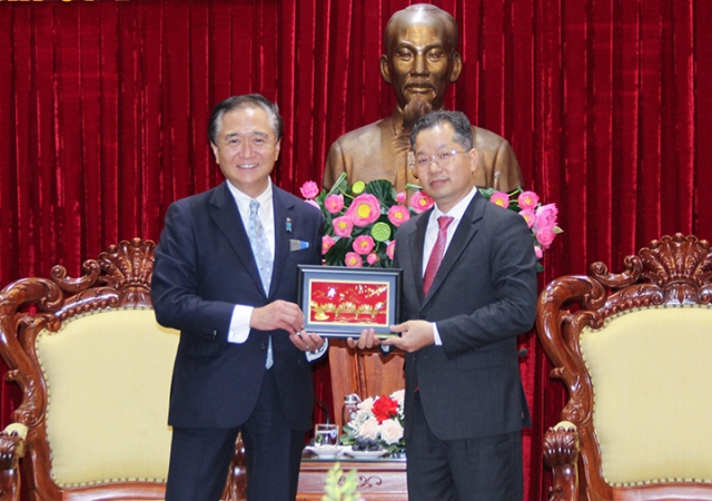 Bí thư Thành ủy Nguyễn Văn Quảng tặng quà lưu niệm cho Thống đốc Kuroiwa Yuji