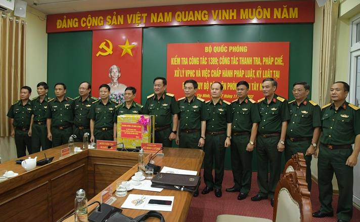 Thượng tướng Võ Minh Lương tặng quà cán bộ, chiến sĩ BĐBP Tây Ninh.