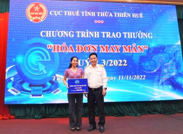 42 khách hàng được Cục Thuế Thừa Thiên Huế trao thưởng “Hóa đơn may mắn”