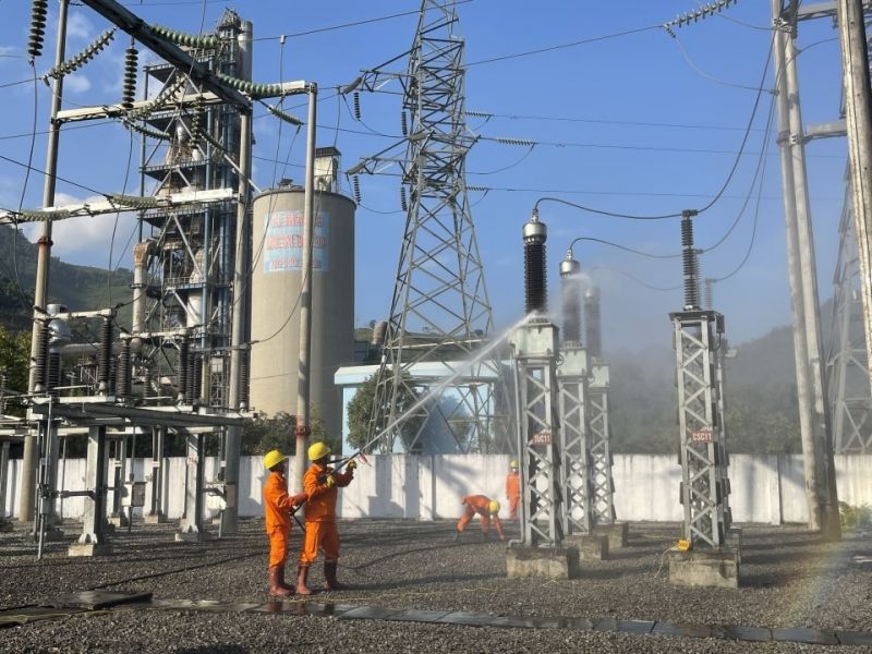 Nhân viên Đội Quản lý vận hành lưới điện Cao thế Điện Biên thực hiện vệ sinh sứ cách điện bằng phương pháp hotline tại trạm 110 Xi măng
