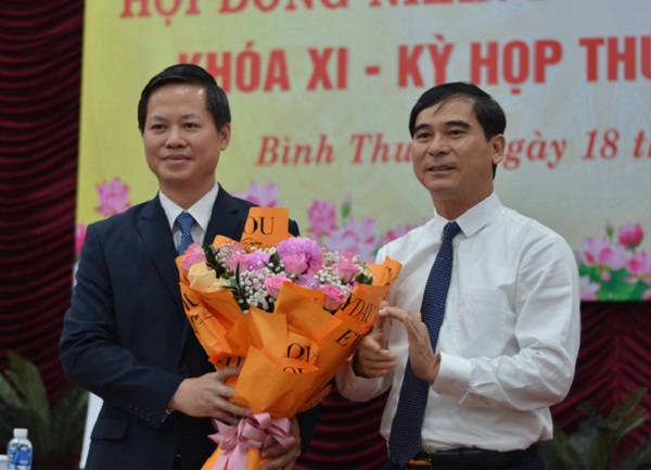 Ông Dương Văn An, Bí thư Tỉnh ủy Bình Thuận (áo trắng) tặng hoa chúc mừng ông Đoàn Anh Dũng