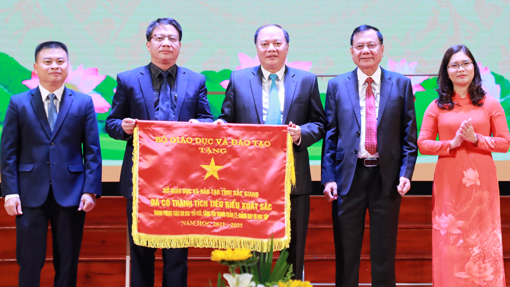 Lãnh đạo Công đoàn Giáo dục Việt Nam trao Cờ thi đua của Bộ GD&ĐT cho Sở GD&ĐT Bắc Giang vì có thành tích xuất sắc trong năm học 2021-2022