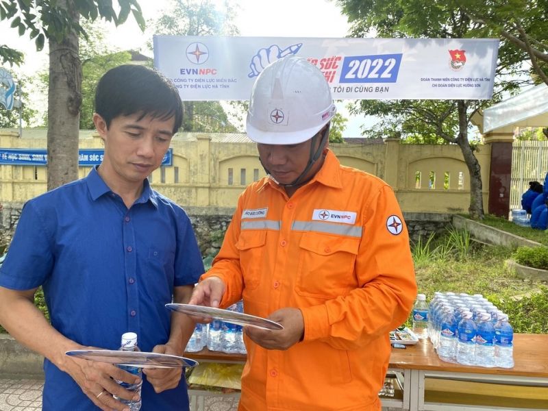 Điện lực Hương Sơn - Hà Tĩnh tư vấn hỗ trợ cài đặt app CSKH của ngành điện và tuyên truyền việc sử dụng điện tiết kiệm cho khách hàng