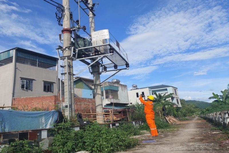 Công nhân Điện lực Mường Tè - Lai Châu kiểm tra lưới điện bằng Camera nhiệt