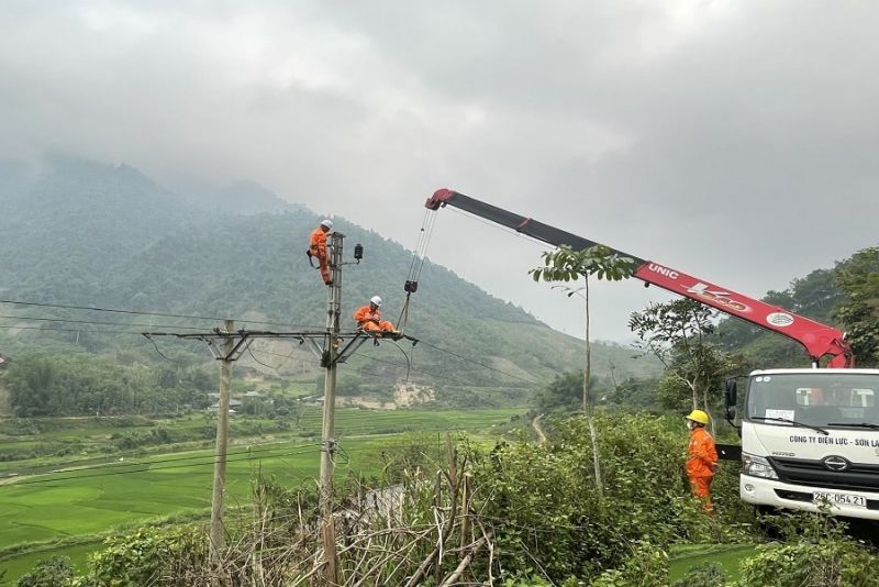 Công nhân điện lực Phù Yên - Sơn La khắc phục khiếm khuyết đường dây