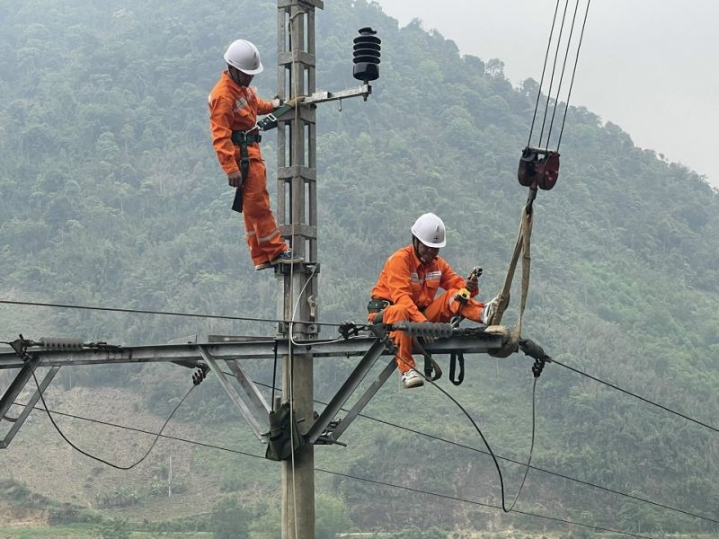 Công nhân Điện lực Phù Yên - Sơn La xử lý khiếm khuyết trên đường dây