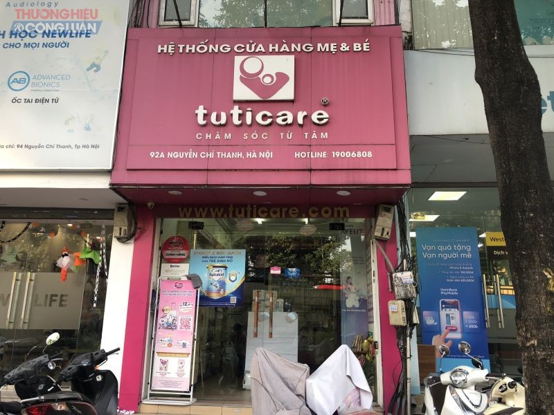 Cửa hàng TutiCare tại Hà Nội bày bán hàng hóa nước ngoài không tem nhãn phụ Tiếng Việt, cơ quan Quản lý thị trường đang tiến hành kiểm tra