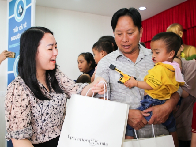 Đại diện bệnh viện Quốc tế Vinh tặng quà cho các trẻ em bị di tật sứt mổ, hở hàm ếch đến thăm khám, phẩu thuật