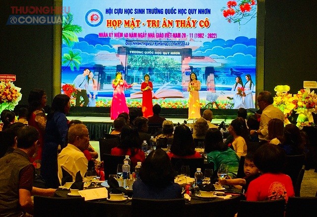 Quang cảnh Chương tr&igrave;nh &ldquo;Họp mặt &ndash; Tri &acirc;n thầy c&ocirc; gi&aacute;o&rdquo; Trường Quốc học Quy Nhơn. Đại diện Hội Cựu học sinh Trường Quốc học Quy Nhơn tặng qu&agrave; tri &acirc;n c&aacute;c thầy c&ocirc; gi&aacute;o.