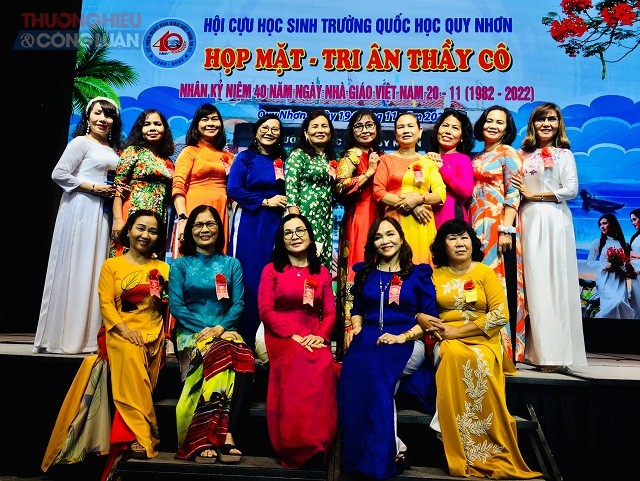 Cựu học sinh kho&aacute; 1978-1981 chụp ảnh lưu niệm.