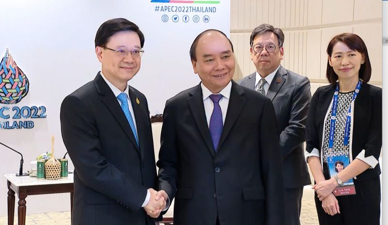 Chủ tịch nước Nguyễn Xuân Phúc và ông Lý Gia Siêu - Trưởng Khu hành chính đặc biệt Hongkong, Trung Quốc.