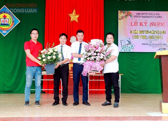 Đại diện thế hệ học sinh tặng hoa chúc mừng ngày Nhà giáo Việt Nam.