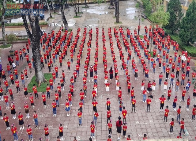 Hình ảnh đẹp do hơn 400 em học sinh Trường TH và THCS Hoằng Sơn 1 mặc áo cờ đỏ sao vàng hát Quốc ca tại buổi lễ.