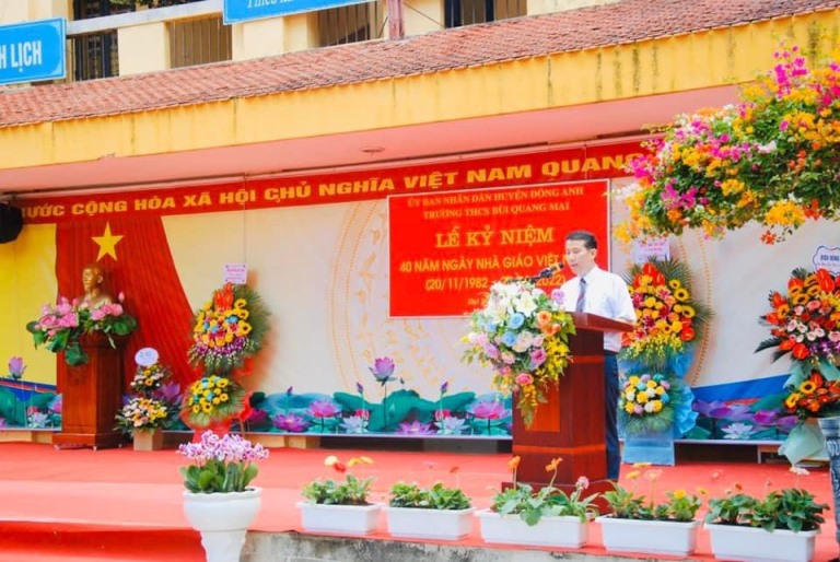 Thầy giáo Trần Văn Mười - Hiệu trưởng đọc diễn văn kỉ niệm