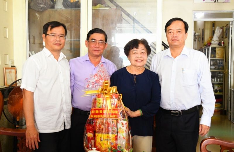 ông Huỳnh Quốc Việt, Phó Bí thư Tỉnh ủy, Chủ tịch UBND tỉnh (bìa phải) thăm, tặng quà nhà giáo ưu tú Đàm Thị Ngọc Thơ.
