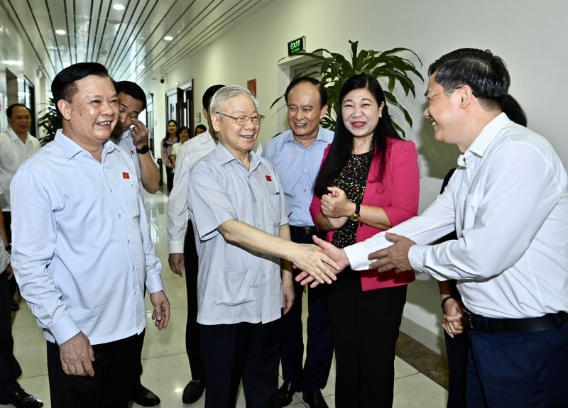 Tổng bí thư Nguyễn Phú Trọng trò chuyện với các cử tri.