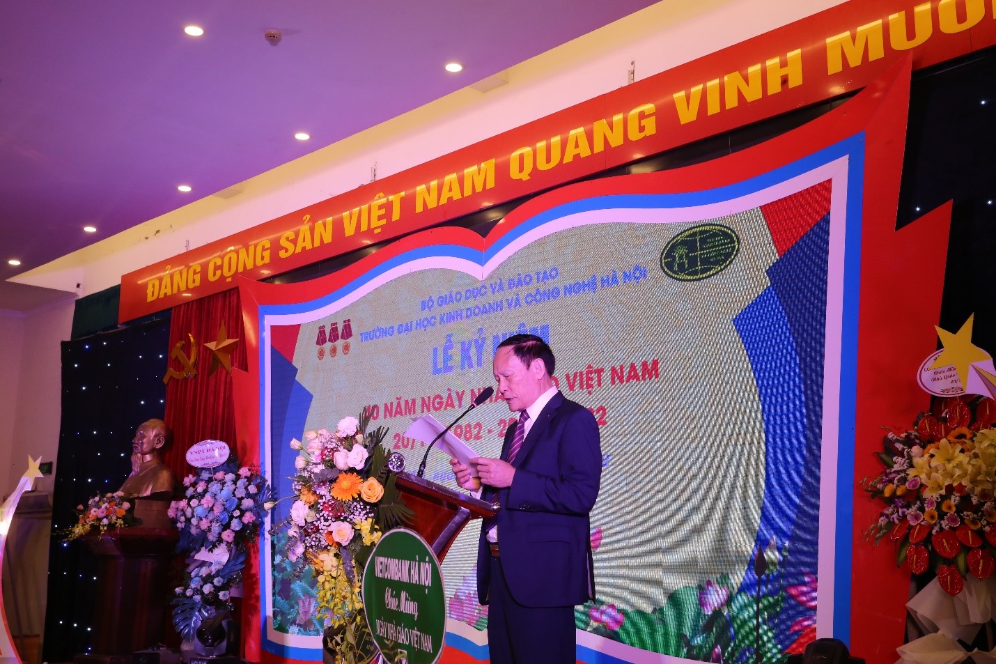 TS Nguyễn Công Nghiệp, Bí thư Đảng ủy, Phó Hiệu trưởng Thường trực Nhà trường phát biểu tại buổi lễ.