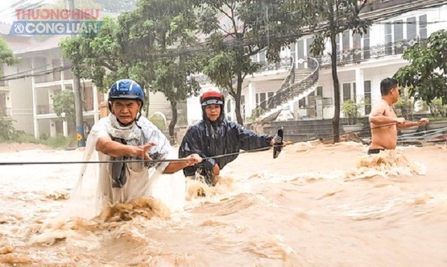 Mưa to, kéo dài đã làm nhiều khu vực ở TP Quy Nhơn bị ngập nặng. Trong ảnh: Cảnh tượng nước chảy xiết ở đường Hàn Mạc Tử , phường Ghềnh Ráng, TP Quy Nhơn.