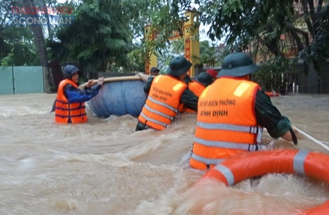 Lực lượng cán bộ, chiến sĩ Đồn Biên phòng Cửa khẩu cảng Quy Nhơn (thuộc Bộ chỉ huy BĐBP Bình Định) giúp nhân dân phường Ghềnh Ráng vượt qua mưa lũ.